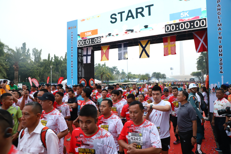 Aster Mayjen TNI Novi Helmy dampingi Panglima TNI Agus Subianto buka RUN Panglima (Ashar/SinPo.id)FUN