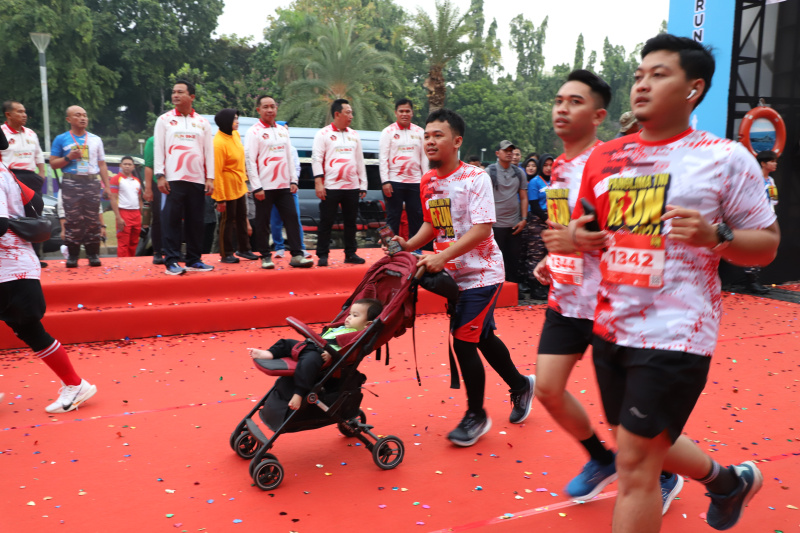 Aster Mayjen TNI Novi Helmy dampingi Panglima TNI Agus Subianto buka RUN Panglima (Ashar/SinPo.id)FUN