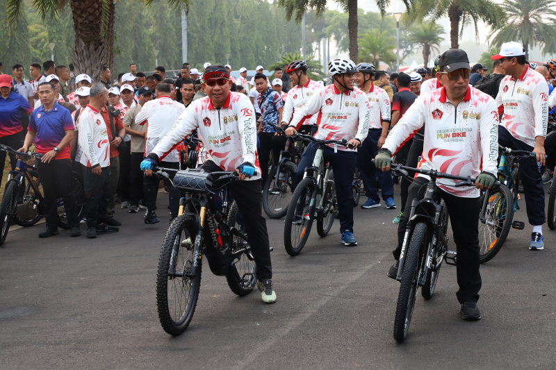 Aster Mayjen TNI Novi Helmy dampingi Panglima TNI Agus Subianto buka RUN Panglima (Ashar/SinPo.id)FUN