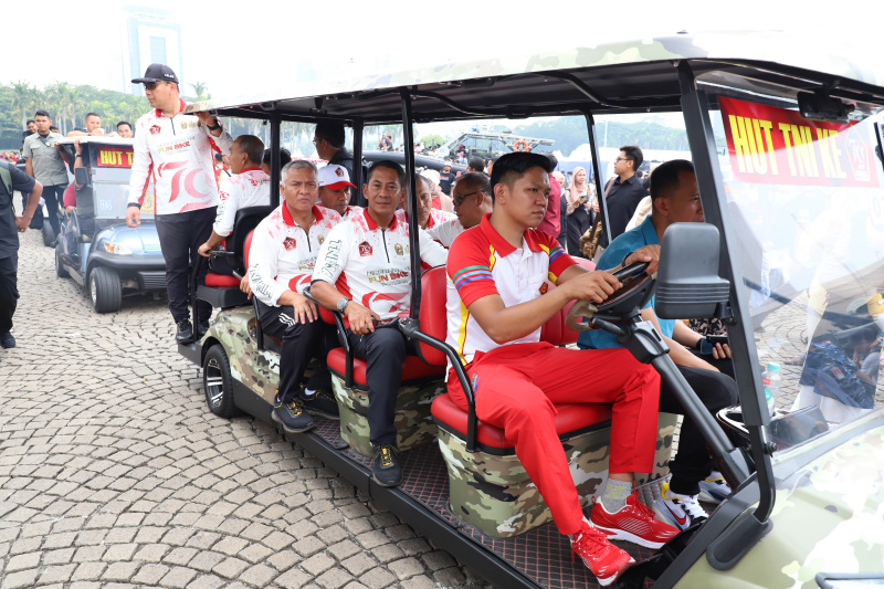 Aster Mayjen TNI Novi Helmy dampingi Panglima TNI Agus Subianto buka RUN Panglima (Ashar/SinPo.id)FUN