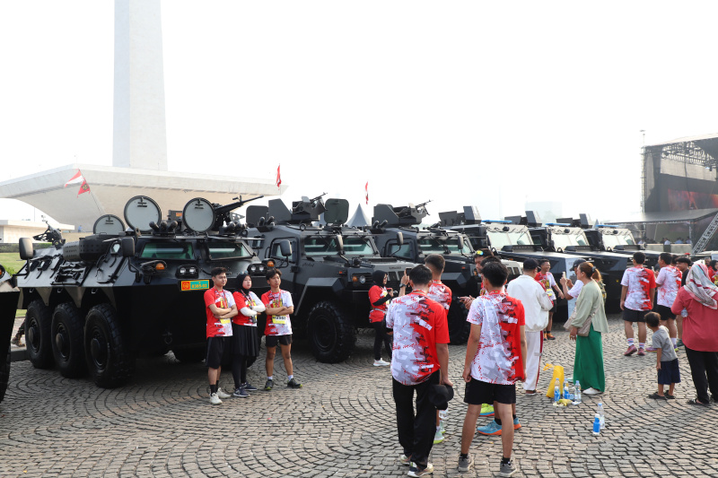 Aster Mayjen TNI Novi Helmy dampingi Panglima TNI Agus Subianto buka RUN Panglima (Ashar/SinPo.id)FUN