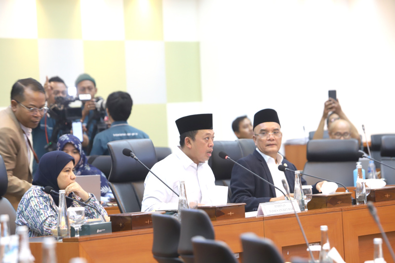 Ketua Pansus Haji Nusron Wahid gelar raker dengan Dirjen Penyelenggara Haji dan Umrah (Ashar/SinPo.id)