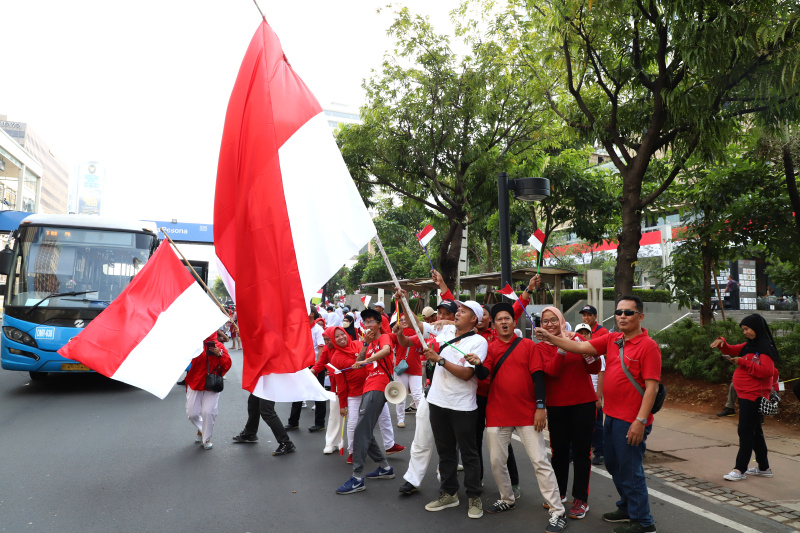 Rombongan Kirab Bendera dan teks proklamasi tersebut dibawa menggunakan kendaraan taktis (rantis) Maung dengan iring-iringan dari Paskibraka DKI Jakarta, pasukan berkuda, hingga marching band (Ashar/SinPo.id)