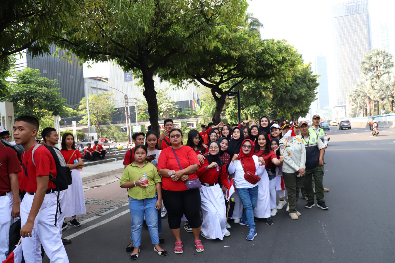 Rombongan Kirab Bendera dan teks proklamasi tersebut dibawa menggunakan kendaraan taktis (rantis) Maung dengan iring-iringan dari Paskibraka DKI Jakarta, pasukan berkuda, hingga marching band (Ashar/SinPo.id)