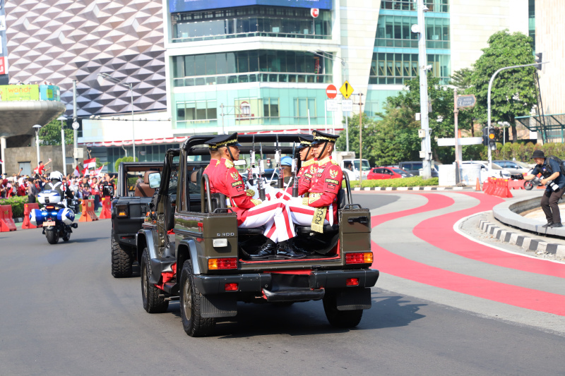 Rombongan Kirab Bendera dan teks proklamasi tersebut dibawa menggunakan kendaraan taktis (rantis) Maung dengan iring-iringan dari Paskibraka DKI Jakarta, pasukan berkuda, hingga marching band (Ashar/SinPo.id)