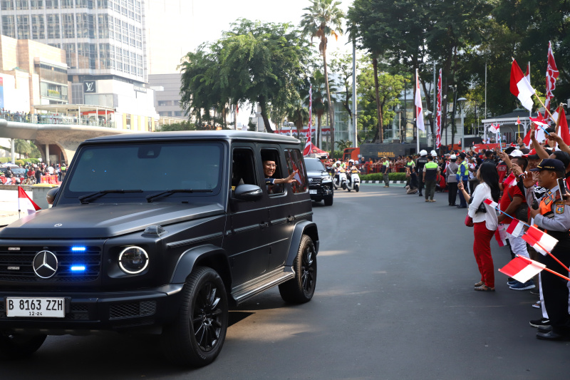 Rombongan Kirab Bendera dan teks proklamasi tersebut dibawa menggunakan kendaraan taktis (rantis) Maung dengan iring-iringan dari Paskibraka DKI Jakarta, pasukan berkuda, hingga marching band (Ashar/SinPo.id)