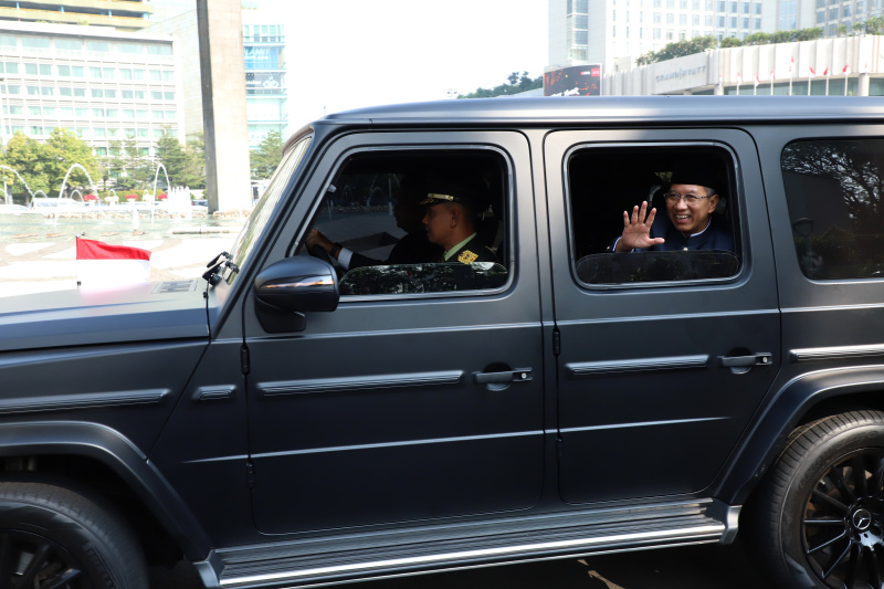 Rombongan Kirab Bendera dan teks proklamasi tersebut dibawa menggunakan kendaraan taktis (rantis) Maung dengan iring-iringan dari Paskibraka DKI Jakarta, pasukan berkuda, hingga marching band (Ashar/SinPo.id)