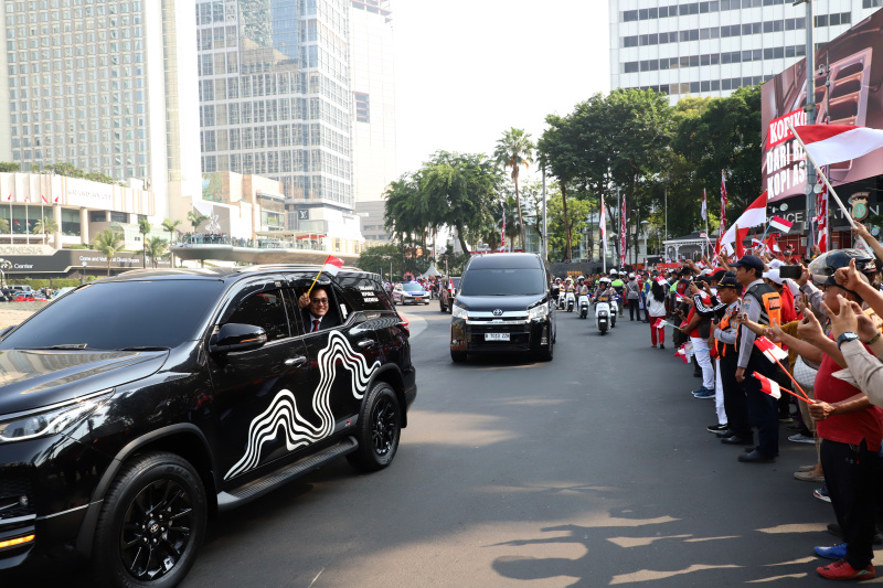 Rombongan Kirab Bendera dan teks proklamasi tersebut dibawa menggunakan kendaraan taktis (rantis) Maung dengan iring-iringan dari Paskibraka DKI Jakarta, pasukan berkuda, hingga marching band (Ashar/SinPo.id)