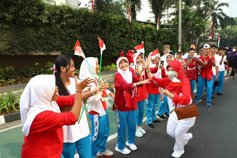 Rombongan Kirab Bendera dan teks proklamasi tersebut dibawa menggunakan kendaraan taktis (rantis) Maung dengan iring-iringan dari Paskibraka DKI Jakarta, pasukan berkuda, hingga marching band (Ashar/SinPo.id)