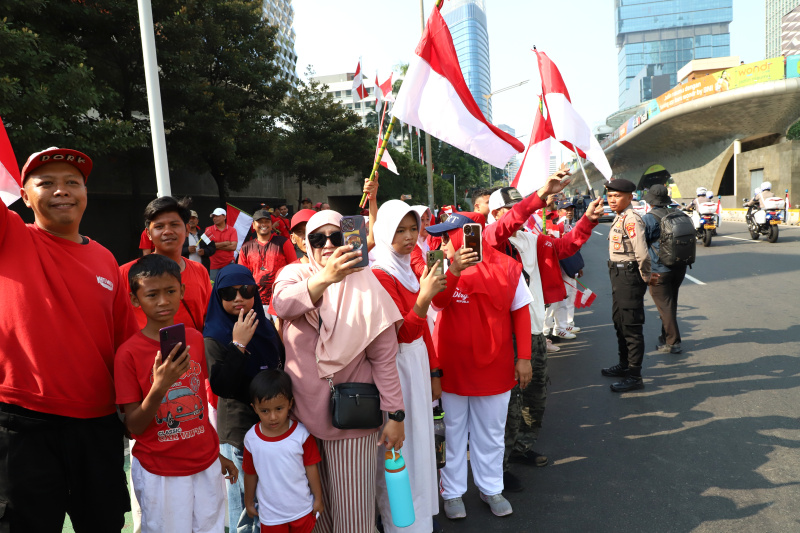 Rombongan Kirab Bendera dan teks proklamasi tersebut dibawa menggunakan kendaraan taktis (rantis) Maung dengan iring-iringan dari Paskibraka DKI Jakarta, pasukan berkuda, hingga marching band (Ashar/SinPo.id)