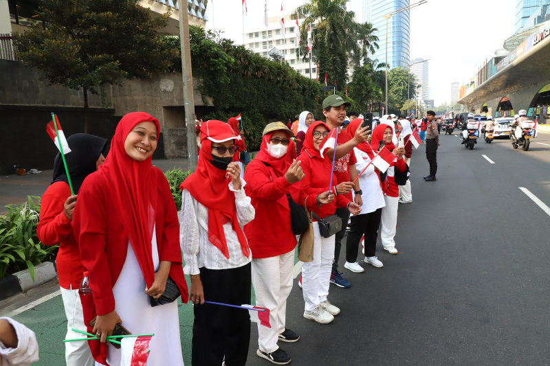 Rombongan Kirab Bendera dan teks proklamasi tersebut dibawa menggunakan kendaraan taktis (rantis) Maung dengan iring-iringan dari Paskibraka DKI Jakarta, pasukan berkuda, hingga marching band (Ashar/SinPo.id)