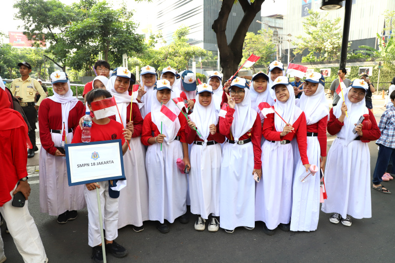 Rombongan Kirab Bendera dan teks proklamasi tersebut dibawa menggunakan kendaraan taktis (rantis) Maung dengan iring-iringan dari Paskibraka DKI Jakarta, pasukan berkuda, hingga marching band (Ashar/SinPo.id)