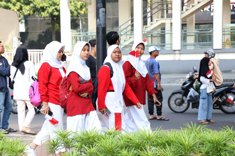 Rombongan Kirab Bendera dan teks proklamasi tersebut dibawa menggunakan kendaraan taktis (rantis) Maung dengan iring-iringan dari Paskibraka DKI Jakarta, pasukan berkuda, hingga marching band (Ashar/SinPo.id)