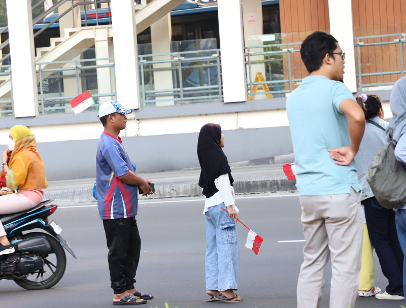 Rombongan Kirab Bendera dan teks proklamasi tersebut dibawa menggunakan kendaraan taktis (rantis) Maung dengan iring-iringan dari Paskibraka DKI Jakarta, pasukan berkuda, hingga marching band (Ashar/SinPo.id)