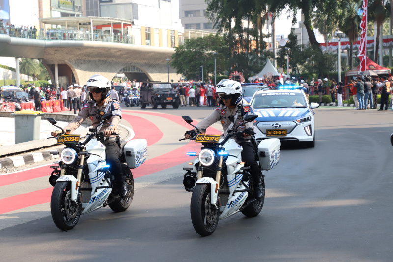 Rombongan Kirab Bendera dan teks proklamasi tersebut dibawa menggunakan kendaraan taktis (rantis) Maung dengan iring-iringan dari Paskibraka DKI Jakarta, pasukan berkuda, hingga marching band (Ashar/SinPo.id)