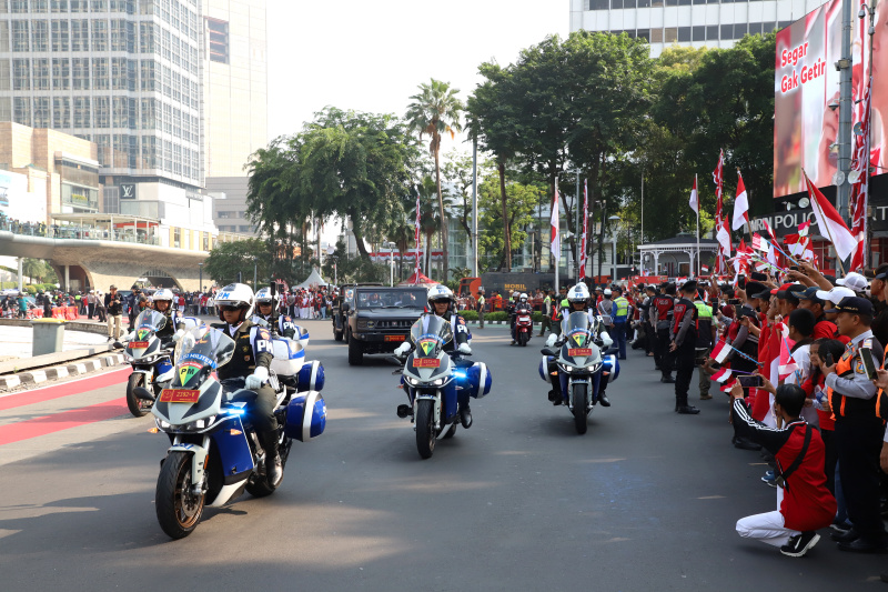 Rombongan Kirab Bendera dan teks proklamasi tersebut dibawa menggunakan kendaraan taktis (rantis) Maung dengan iring-iringan dari Paskibraka DKI Jakarta, pasukan berkuda, hingga marching band (Ashar/SinPo.id)