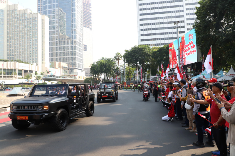 Rombongan Kirab Bendera dan teks proklamasi tersebut dibawa menggunakan kendaraan taktis (rantis) Maung dengan iring-iringan dari Paskibraka DKI Jakarta, pasukan berkuda, hingga marching band (Ashar/SinPo.id)