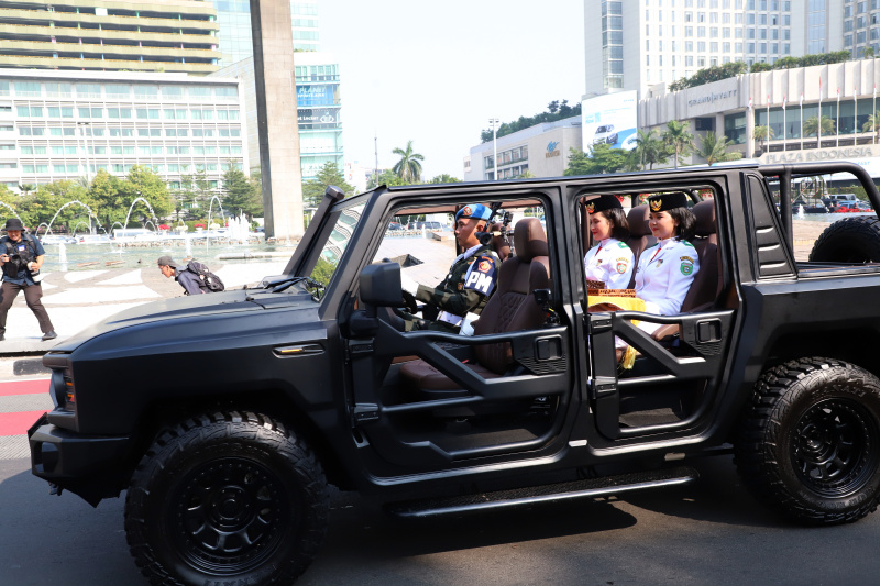 Rombongan Kirab Bendera dan teks proklamasi tersebut dibawa menggunakan kendaraan taktis (rantis) Maung dengan iring-iringan dari Paskibraka DKI Jakarta, pasukan berkuda, hingga marching band (Ashar/SinPo.id)