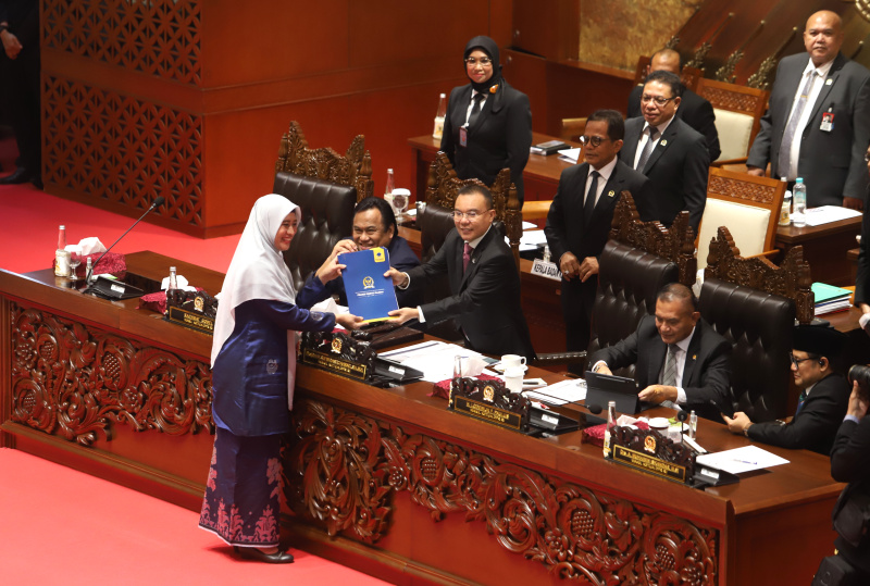 DPR gelar paripurna membahas pendapat antar fraksi-fraksi empat RUU usul Badan Legislasi (Ashar/SinPo.id)