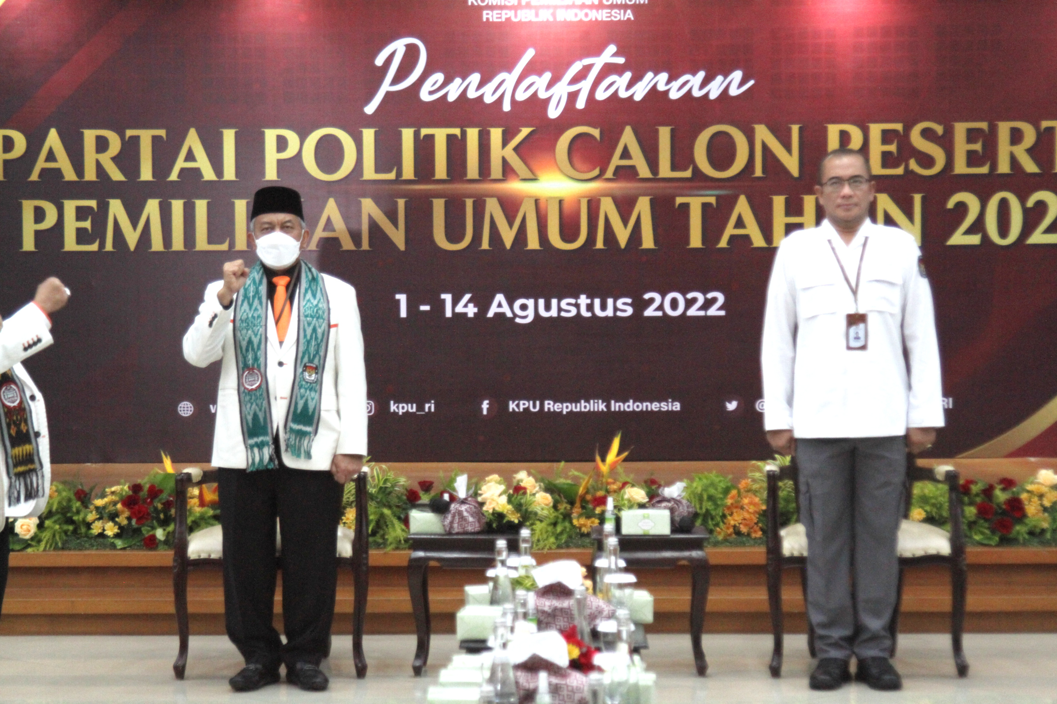 Presiden PKS dan Ketua KPU RI Hasyim Asy'ari di Kantor KPU (Ashar/SinPo.id)