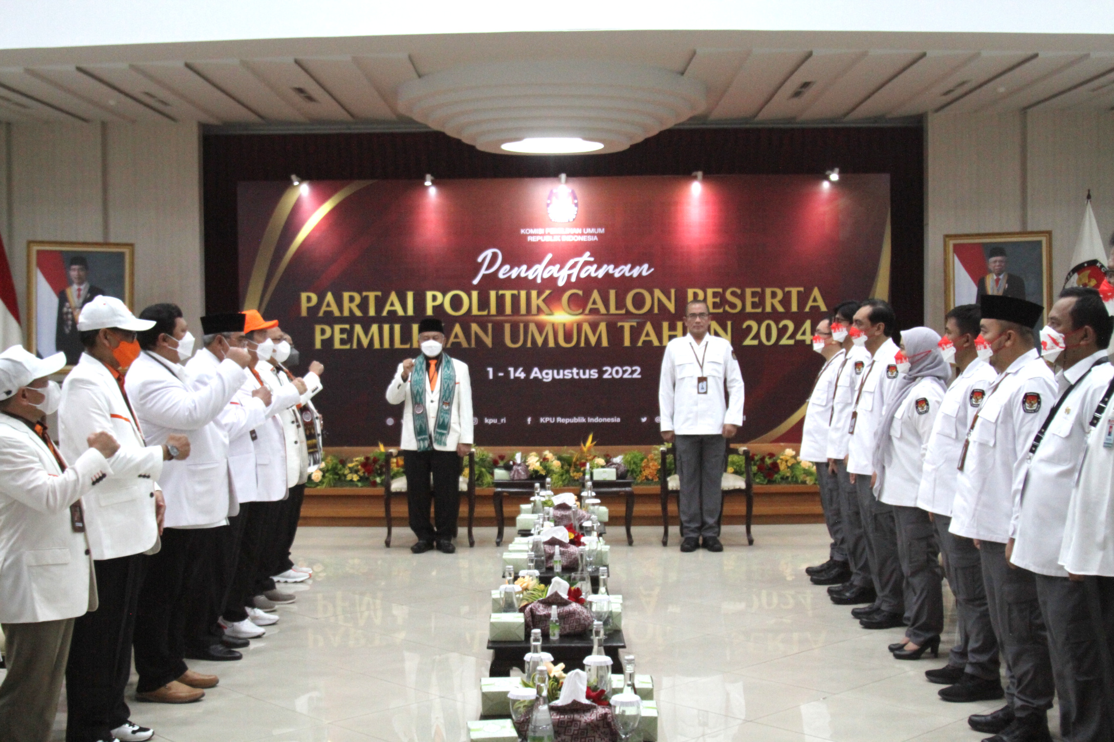 Presiden PKS dan Ketua KPU RI Hasyim Asy'ari di Kantor KPU (Ashar/SinPo.id)