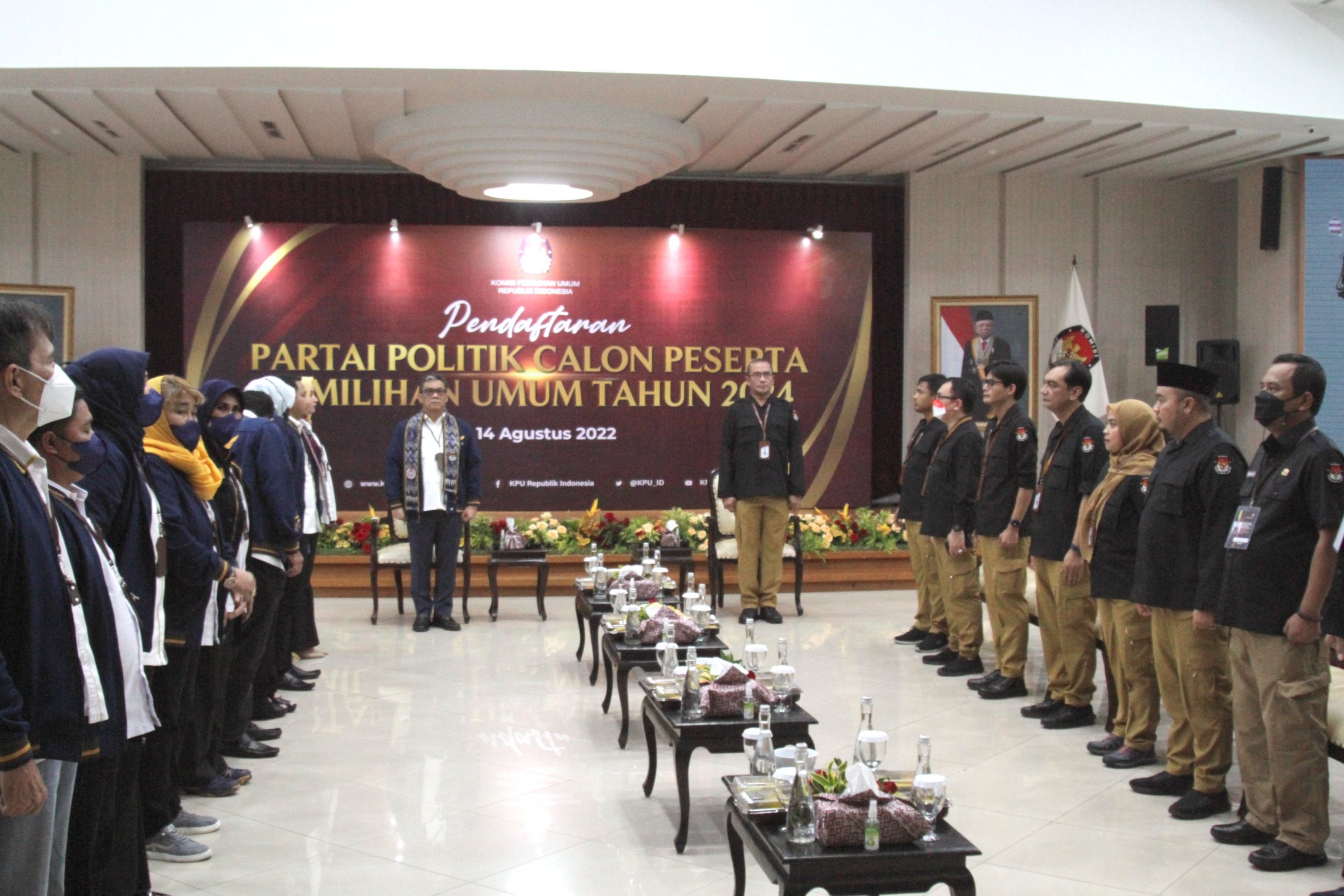 Ketua Umum Partai Garuda Ahmad Ridha Sabana dan Ketua KPU RI Hasyim Asy'ari di Kantor KPU RI (Ashar/SinPo.id)