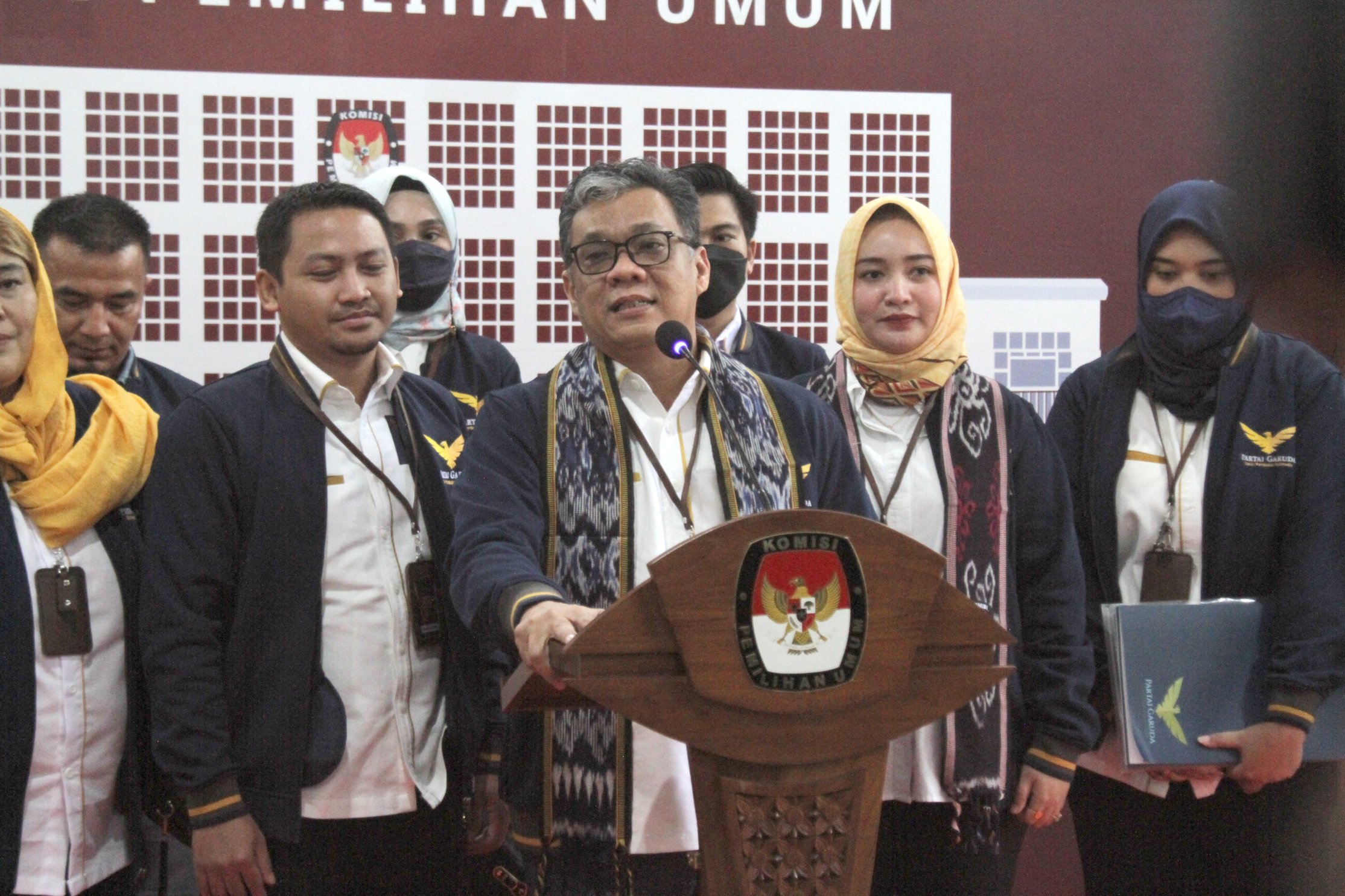 Ketua Umum Partai Garuda Ahmad Ridha Sabana dan Ketua KPU RI Hasyim Asy'ari di Kantor KPU RI (Ashar/SinPo.id)