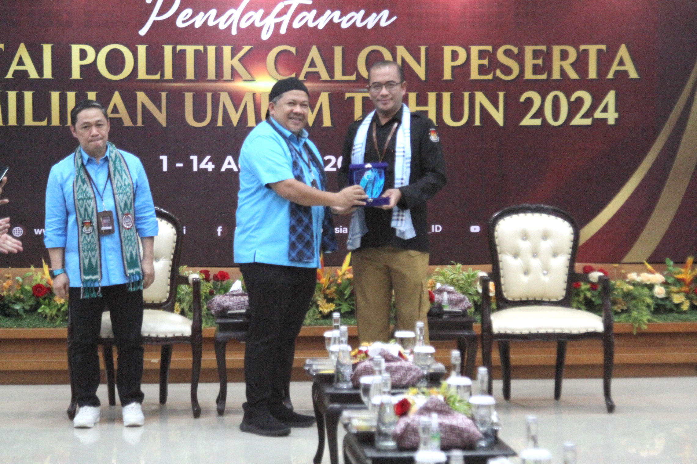 Ketua Umum Partai Gelora Anis Matta dan Ketua KPU RI Hasyim Asy'ari (Ashar/SinPo)