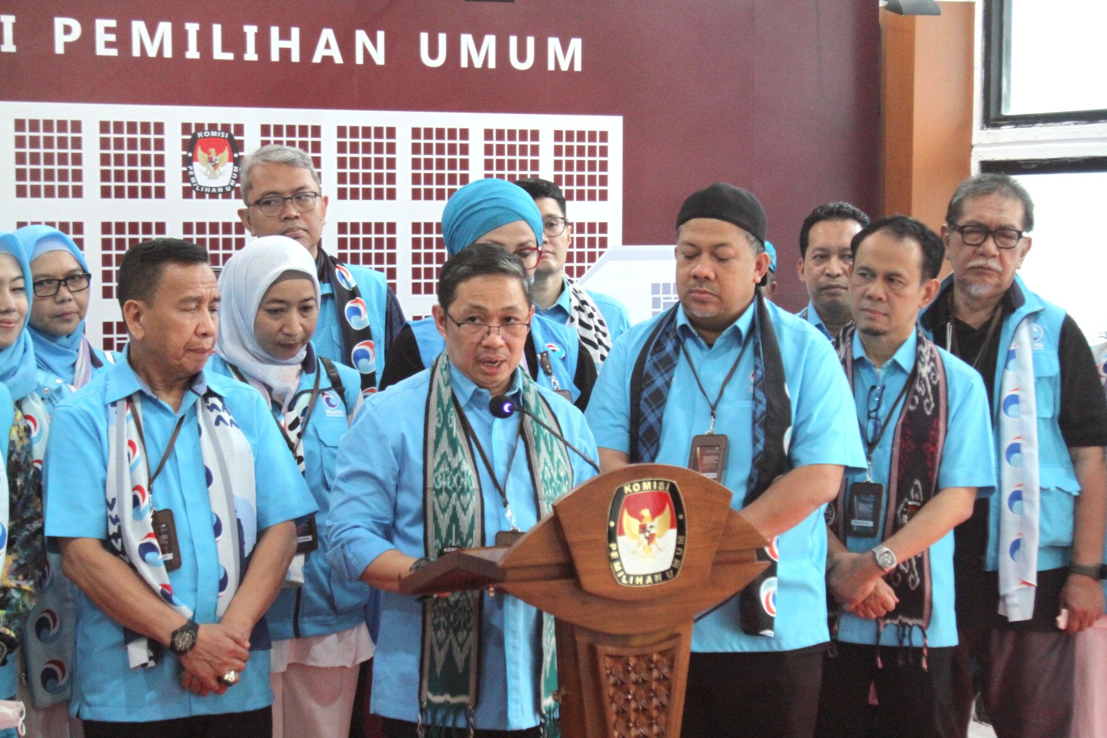 Ketua Umum Partai Gelora Anis Matta dan Ketua KPU RI Hasyim Asy'ari (Ashar/SinPo)
