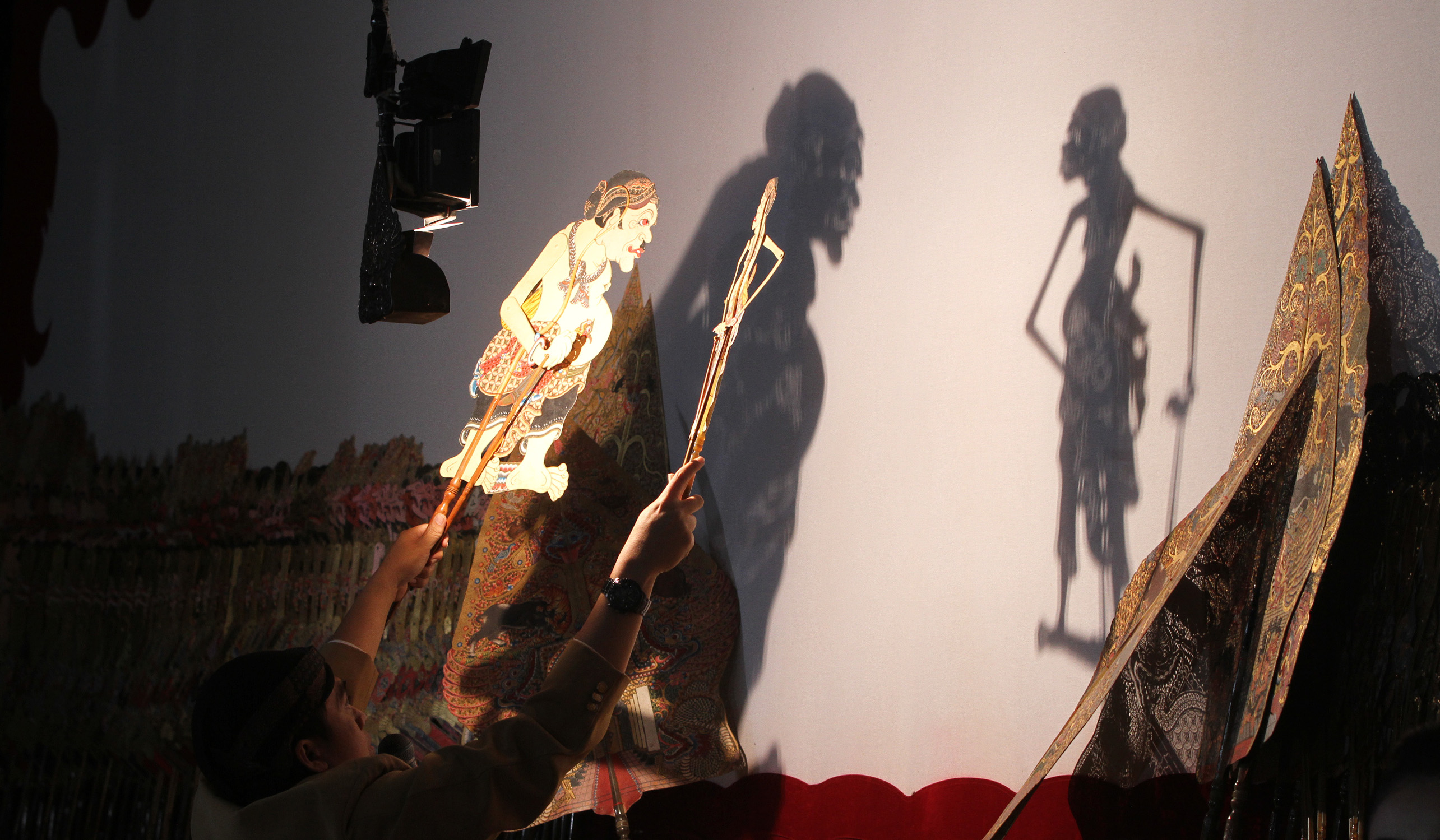 Pagelaran wayang kulit di DPP Golkar. (Agus Priatna/SinPo.id)