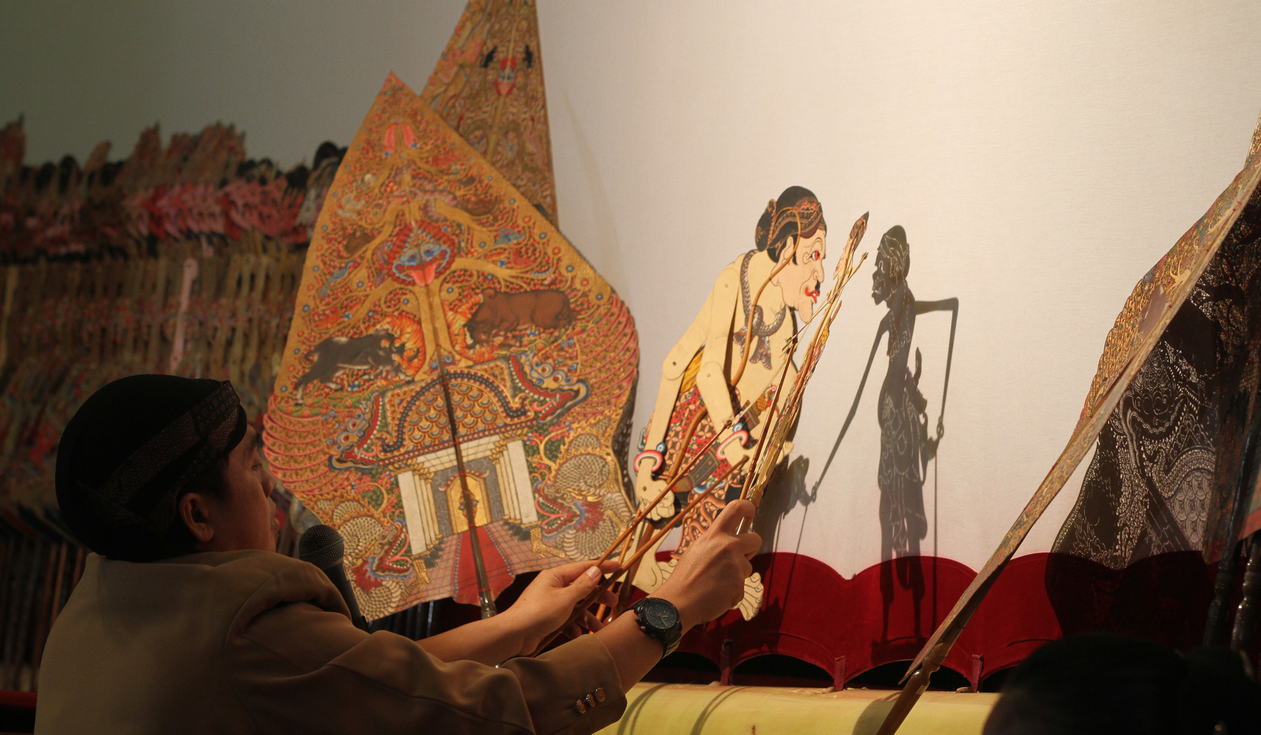 Pagelaran wayang kulit di DPP Golkar. (Agus Priatna/SinPo.id)