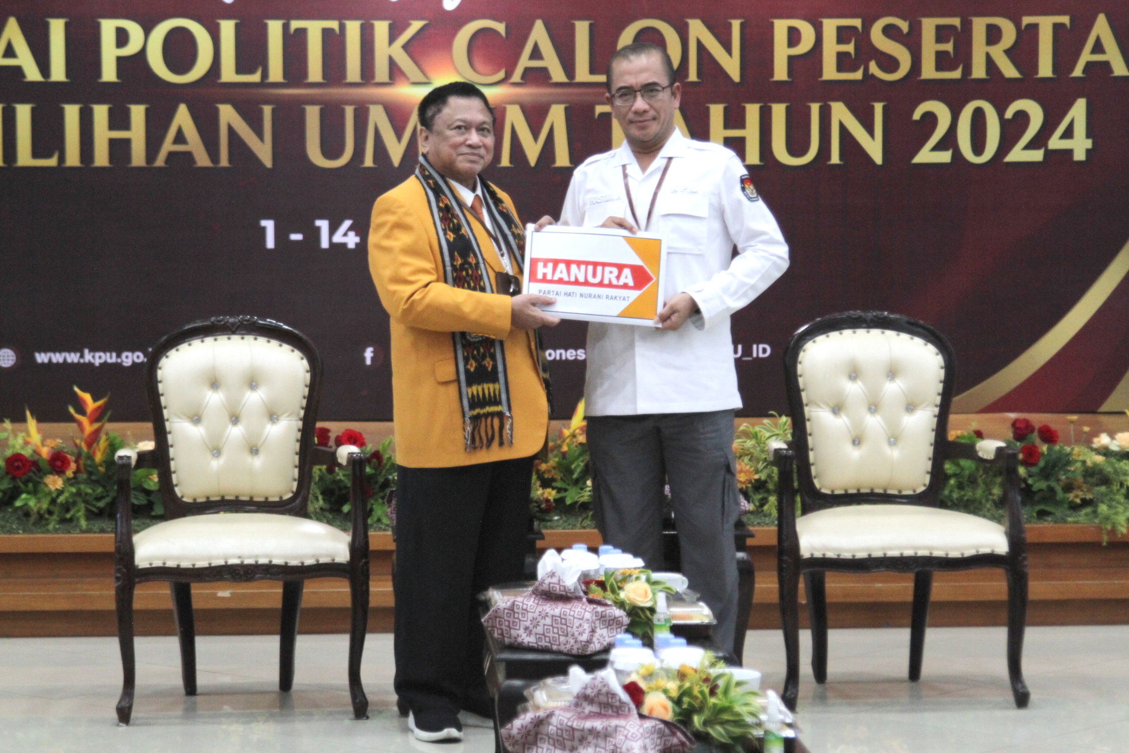 Ketua Umum Partai Hanura Oesman Sapta Odang (OSO) dan Ketua KPU RI Hasyim Asy'ari (Ashar/SinPo.id)