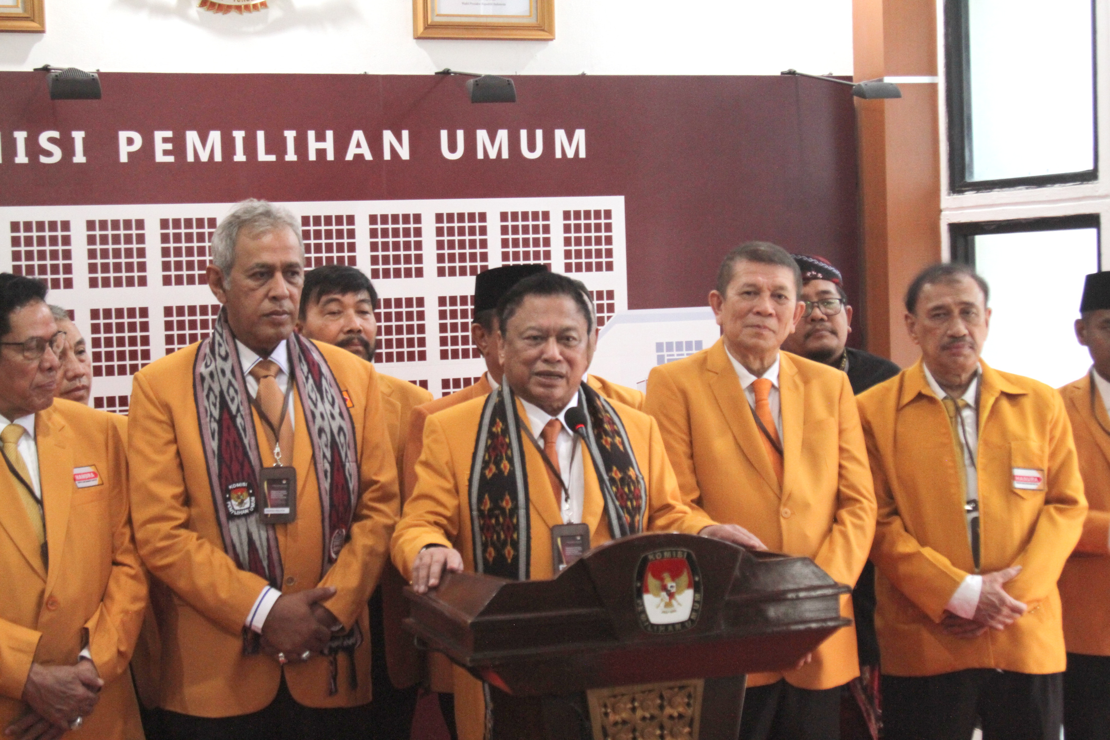 Ketua Umum Partai Hanura Oesman Sapta Odang (OSO) dan Ketua KPU RI Hasyim Asy'ari (Ashar/SinPo.id)