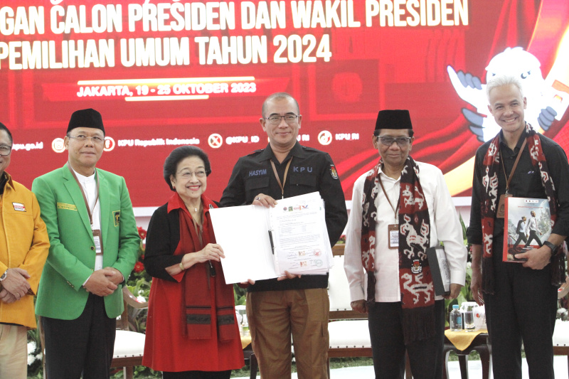 Pasangan Ganjar dan Mahfud MD resmi mendaftar Capres-Cawapres di KPU (Ashar/SinPo.id)