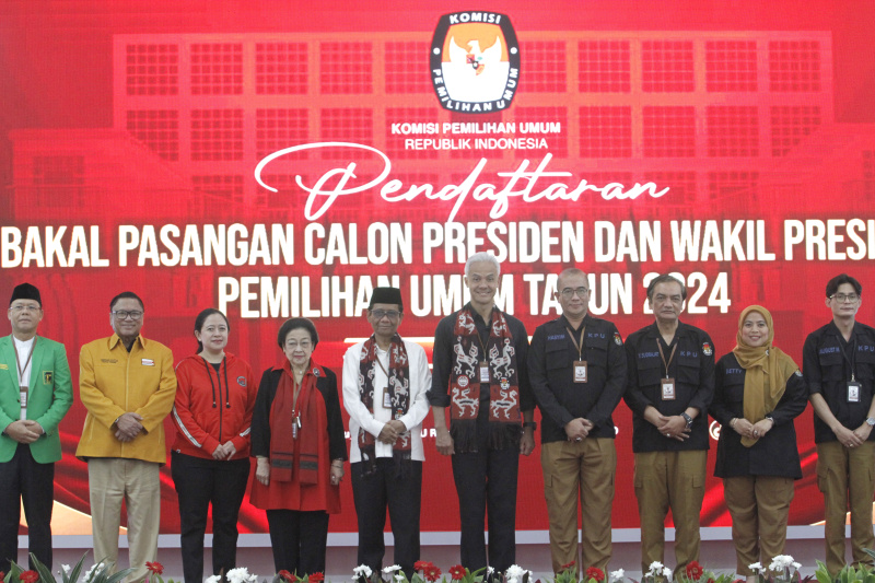 Pasangan Ganjar dan Mahfud MD resmi mendaftar Capres-Cawapres di KPU (Ashar/SinPo.id)