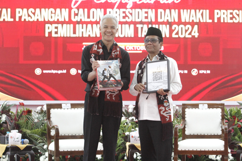 Pasangan Ganjar dan Mahfud MD resmi mendaftar Capres-Cawapres di KPU (Ashar/SinPo.id)