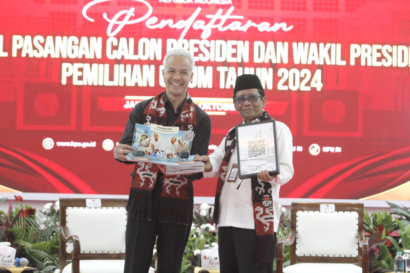 Pasangan Ganjar dan Mahfud MD resmi mendaftar Capres-Cawapres di KPU (Ashar/SinPo.id)