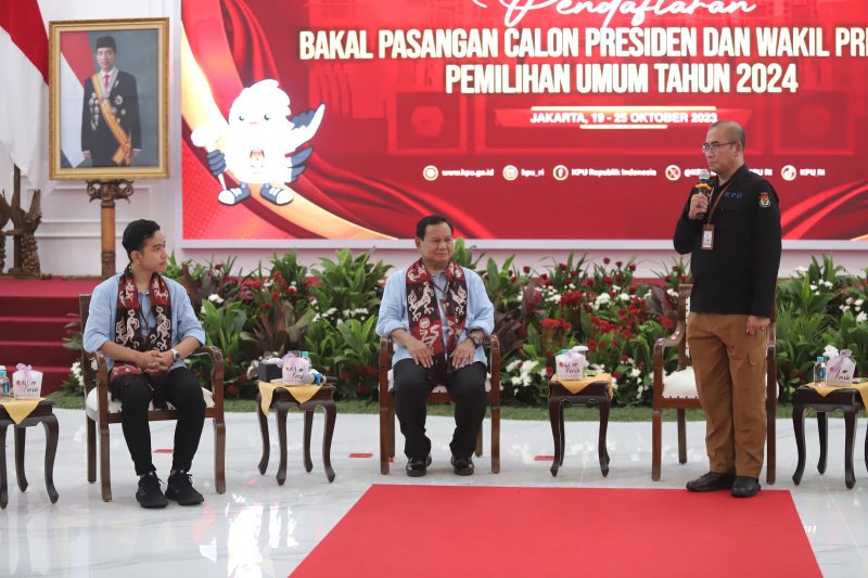 Pasangan Prabowo-Gibran resmi mendaftarkan sebagai Capres dan Cawapres di KPU (Ashar/SinPo.id)