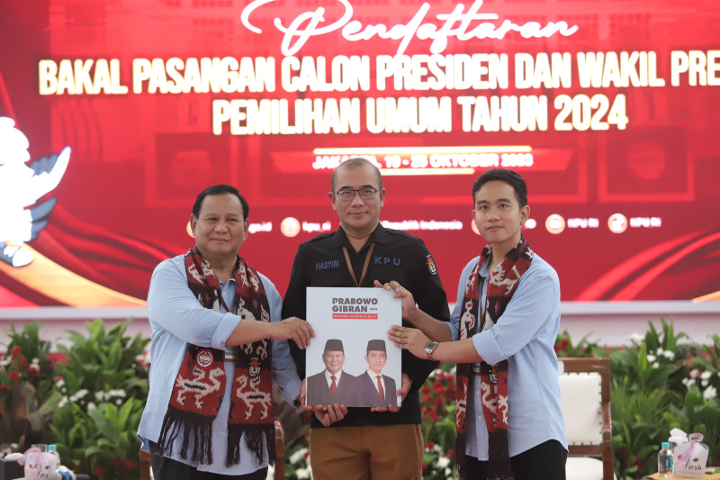 Pasangan Prabowo-Gibran resmi mendaftarkan sebagai Capres dan Cawapres di KPU (Ashar/SinPo.id)