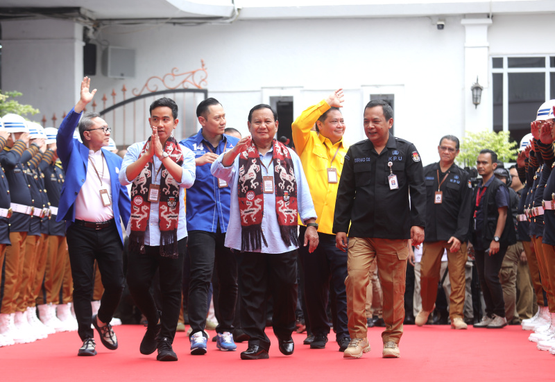 Pasangan Prabowo-Gibran resmi mendaftarkan sebagai Capres dan Cawapres di KPU (Ashar/SinPo.id)