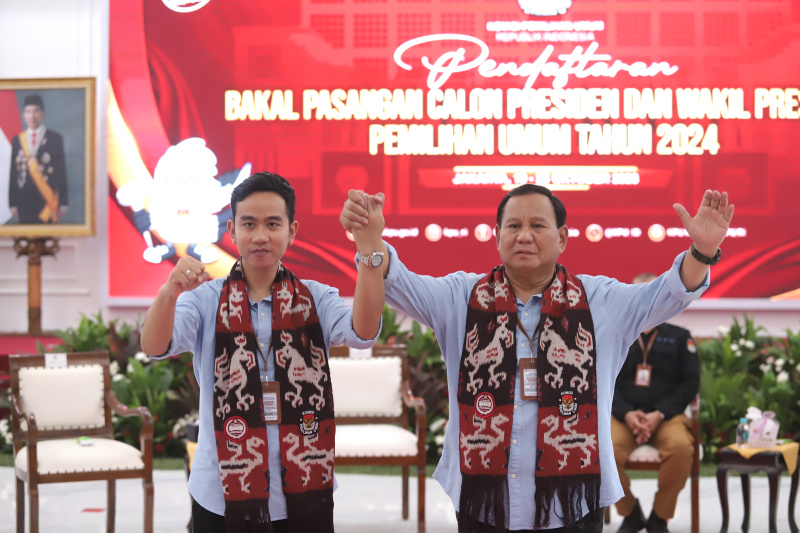 Pasangan Prabowo-Gibran resmi mendaftarkan sebagai Capres dan Cawapres di KPU (Ashar/SinPo.id)