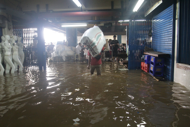Pasar cipulir digenangi banjir setinggi 50 Cm akibat curah hujan tinggi (Ashar/SinPo.id)