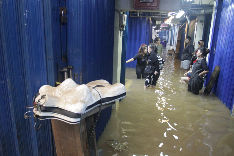 Pasar cipulir digenangi banjir setinggi 50 Cm akibat curah hujan tinggi (Ashar/SinPo.id)