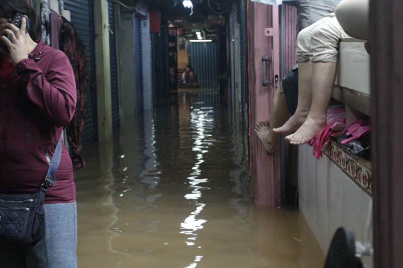 Pasar cipulir digenangi banjir setinggi 50 Cm akibat curah hujan tinggi (Ashar/SinPo.id)