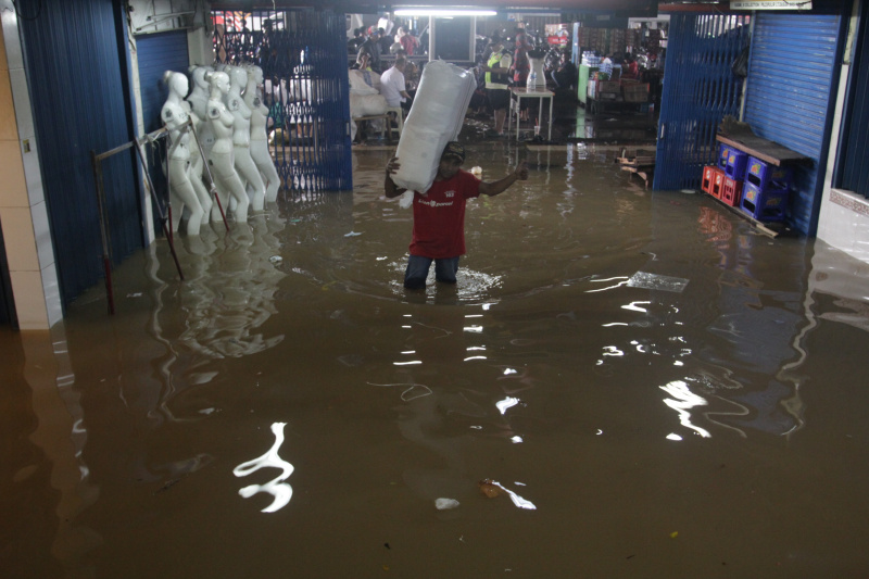 Pasar cipulir digenangi banjir setinggi 50 Cm akibat curah hujan tinggi (Ashar/SinPo.id)
