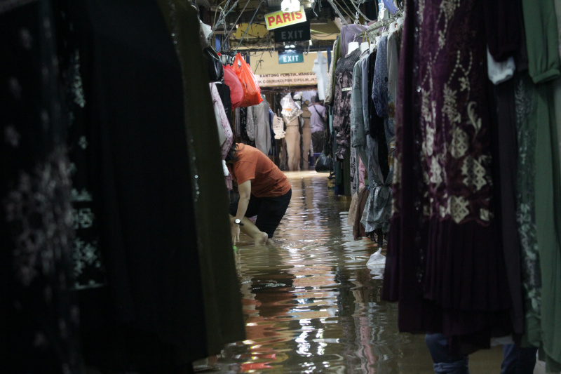 Pasar cipulir digenangi banjir setinggi 50 Cm akibat curah hujan tinggi (Ashar/SinPo.id)