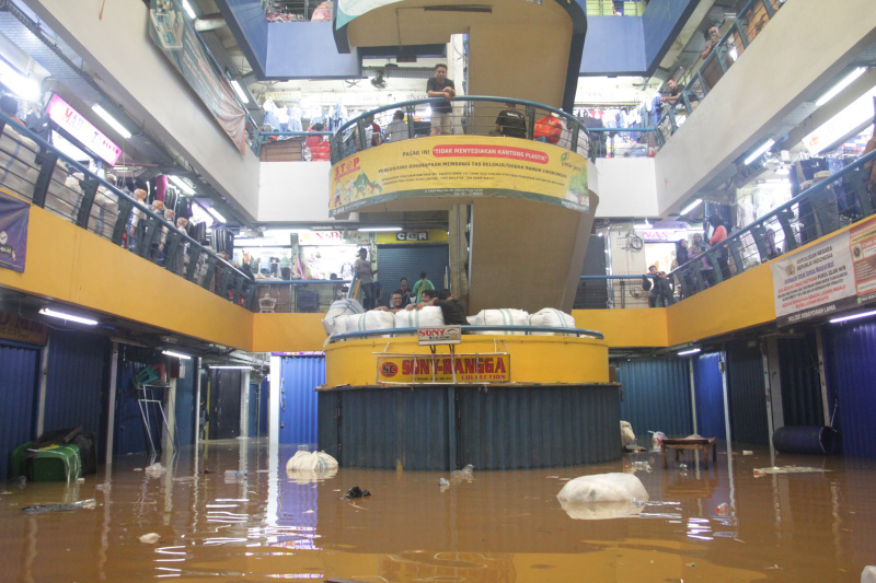Pasar cipulir digenangi banjir setinggi 50 Cm akibat curah hujan tinggi (Ashar/SinPo.id)