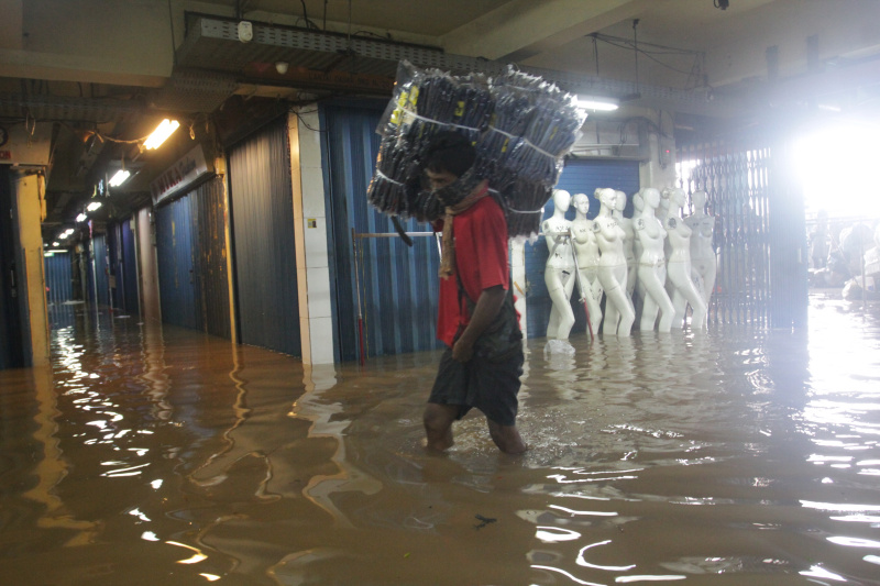 Pasar cipulir digenangi banjir setinggi 50 Cm akibat curah hujan tinggi (Ashar/SinPo.id)