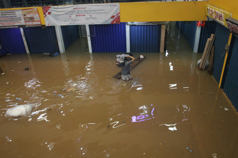 Pasar cipulir digenangi banjir setinggi 50 Cm akibat curah hujan tinggi (Ashar/SinPo.id)
