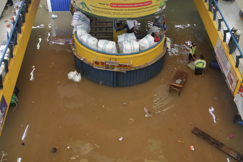 Pasar cipulir digenangi banjir setinggi 50 Cm akibat curah hujan tinggi (Ashar/SinPo.id)